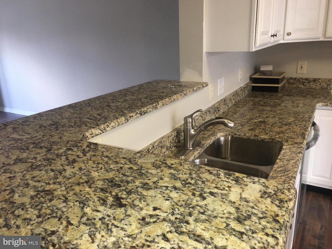 Foto principal - 97 Colts Neck Dr