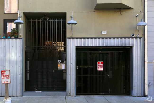 Building Photo - 469 Clementina St