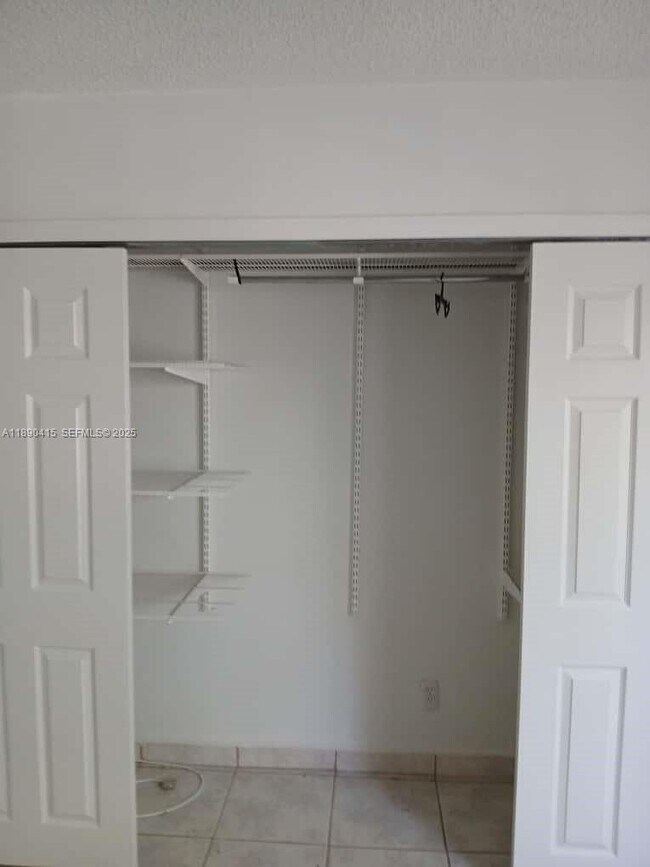 Foto del edificio - 8405 NW 8th St