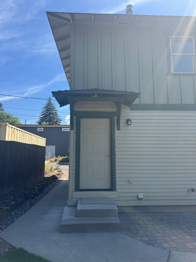 Foto del edificio - 437 NE Irving Ave