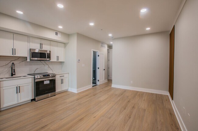 Foto del edificio - Stunning 1 BR & Den/2 BR Condo in Petworth!