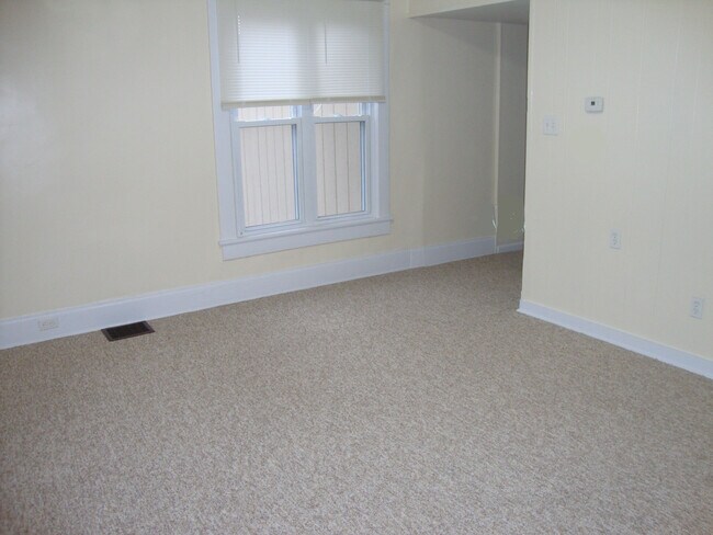 Large living room! - 522 E Market St