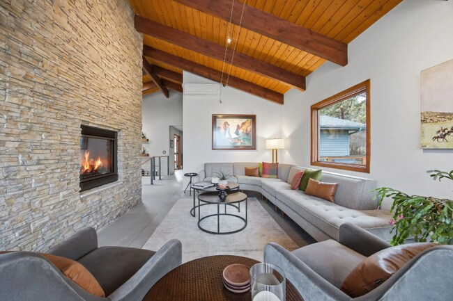 Foto del edificio - 620 Big Flat Rd