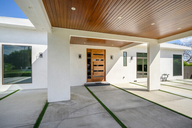 Building Photo - 8422 White Oak Ave