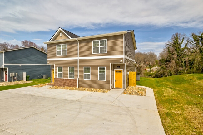 Photo - 312 Bogle St House