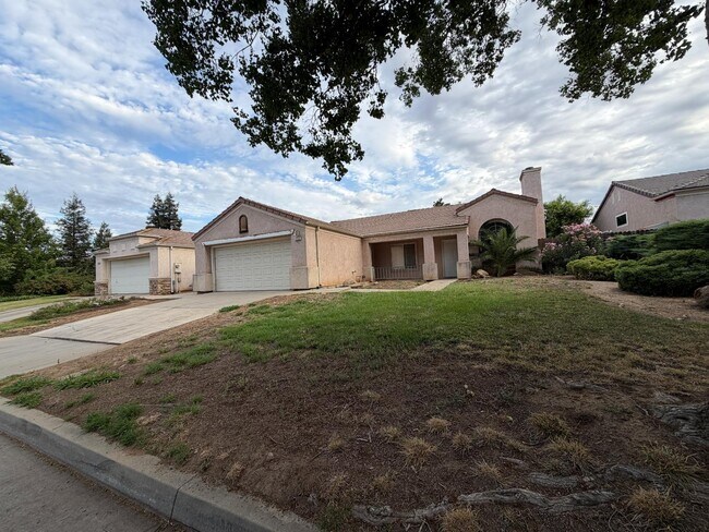 Foto del edificio - 2350 E Fallbrook Ave