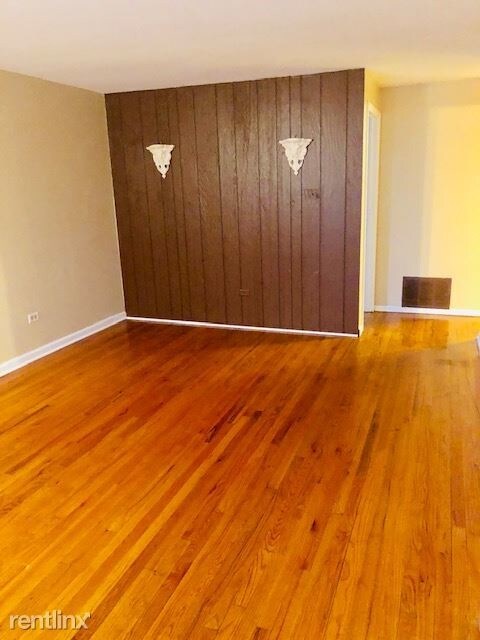 Building Photo - 3 br, 1 bath  - 7035 W 63rd St Unit 2
