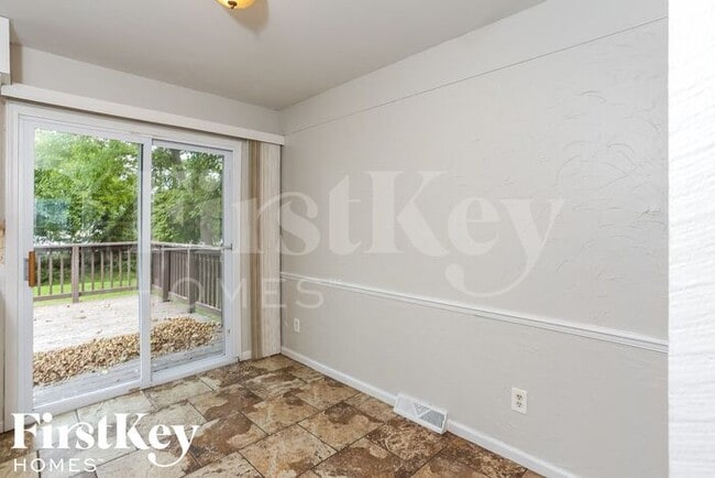 Building Photo - 400 SW Glendana St