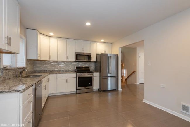 Building Photo - 3 bedroom in Skokie IL 60076