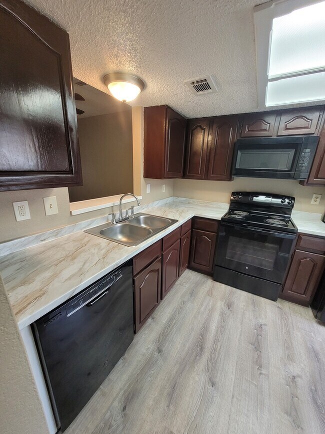Foto del edificio - 2 story, 2 bed 2.5 bath townhome at Sagewo...