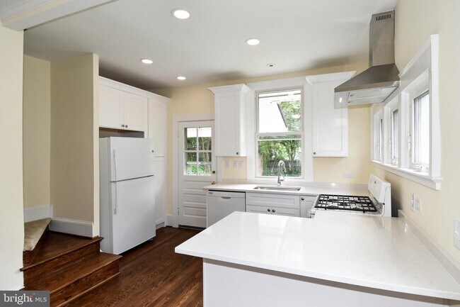 Building Photo - 626 23rd St S