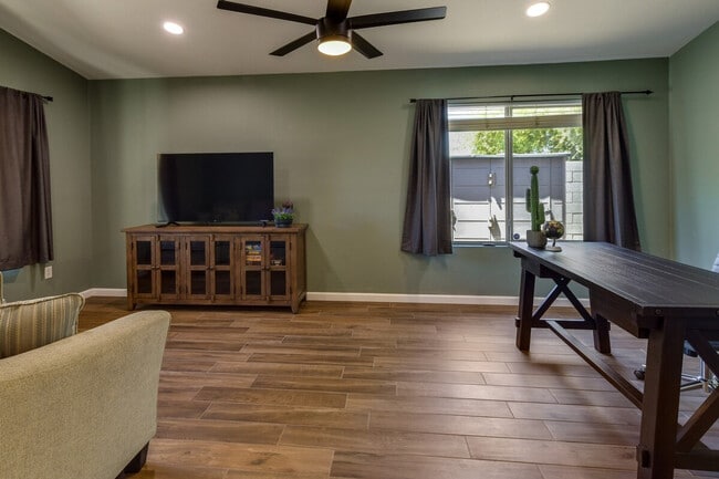 Foto del edificio - 2730 E Terrace Ave