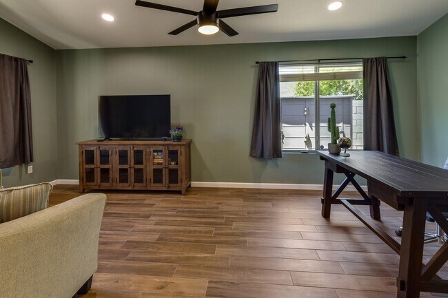 Foto del edificio - 2730 E Terrace Ave