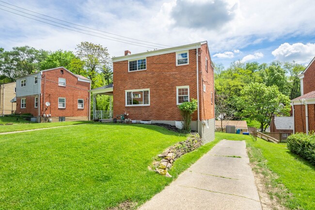 Foto del edificio - AVAILABLE JUNE 1ST!! STUNNING 3 BEDROOM IN...