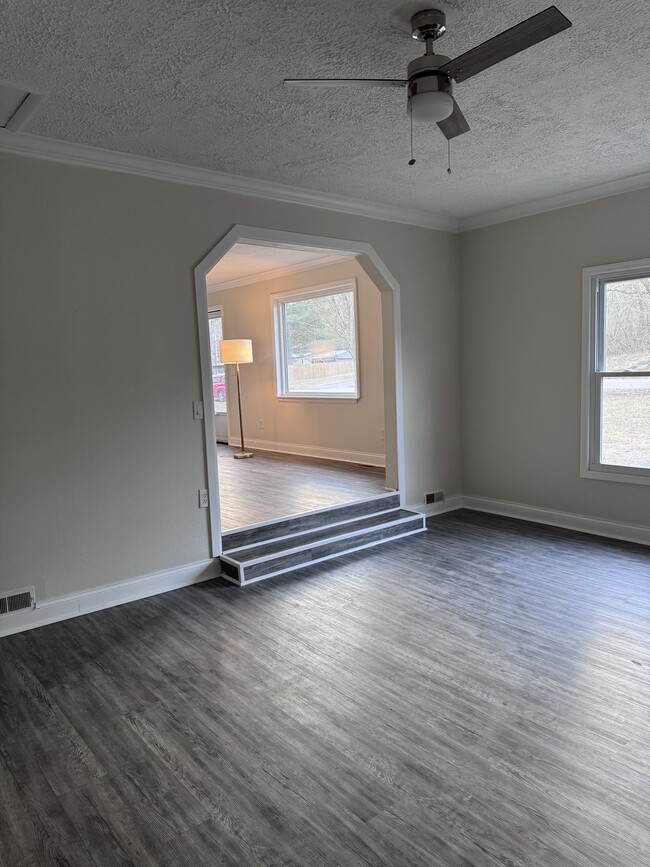 Building Photo - 4426 S Creek Dr