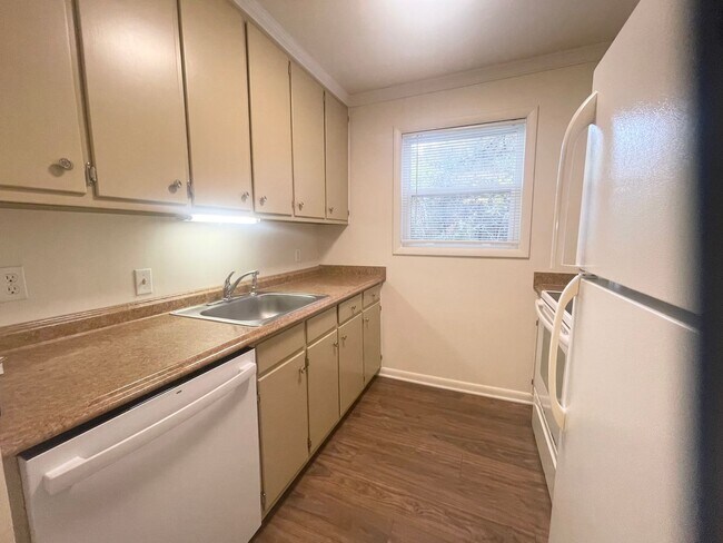 Foto del edificio - Condo in Raleigh Woods Available NOW!