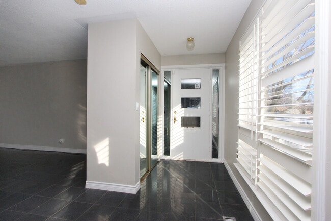 Building Photo - Bright and Spacious Main Floor Apartment f...