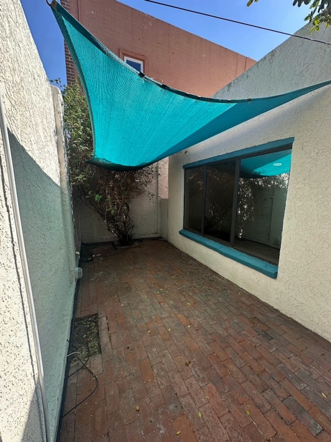 Building Photo - 927 N Swan Rd