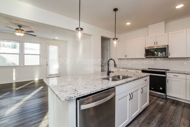 Building Photo - 124 Royal Star Wy