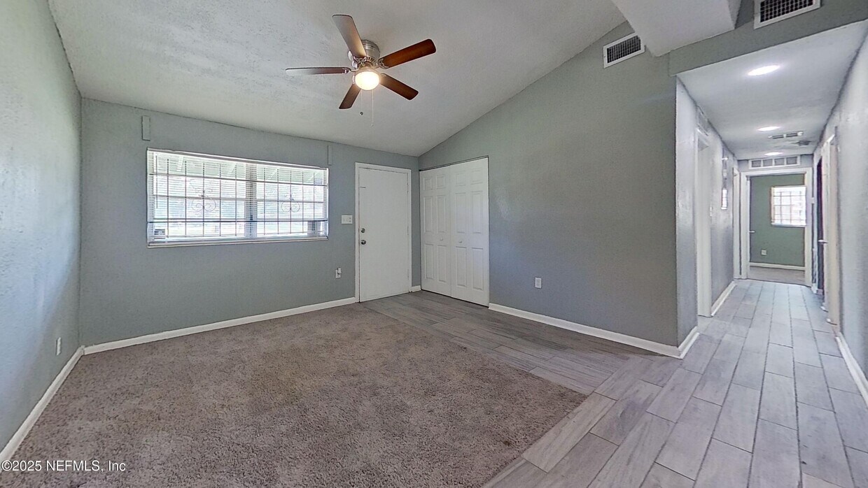 Foto principal - 9276 Greenleaf Rd