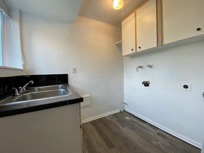 Building Photo - 1631 E Rowan Ave