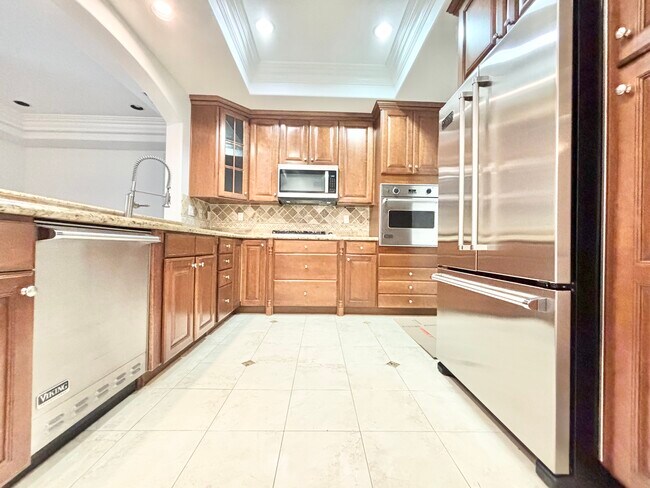 Building Photo - 10640 Woodbridge St. Toluca Lake, CA 91602