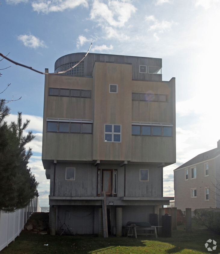 Building Photo - Cosey Beach Ave