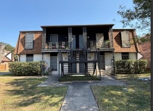 Building Photo - 302 Palmwood Dr