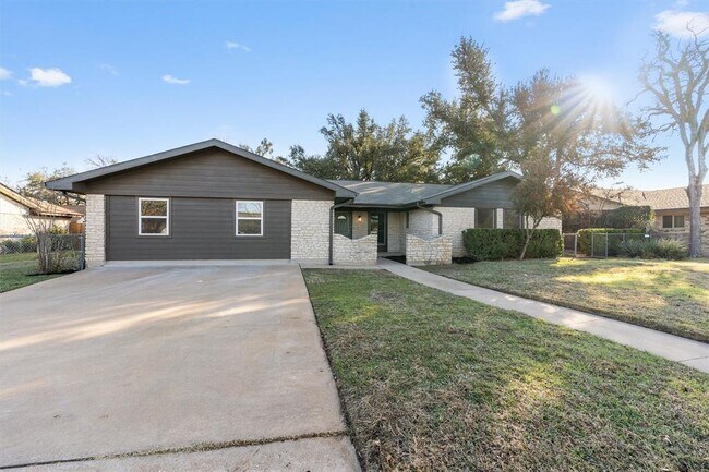 Building Photo - 1701 Deep Wood Dr