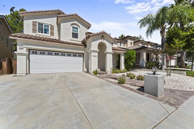 Building Photo - "Spacious 3-Bedroom Retreat with Modern Co...