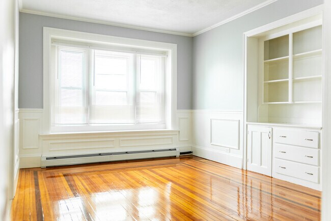 Building Photo - Edgewood View