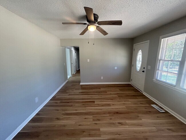 Foto del edificio - Charming 3-bedroom, 1-bath home conveniently located in Southeast Columbia!