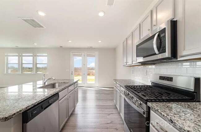 Foto del edificio - Room in House on Eastcott Ave