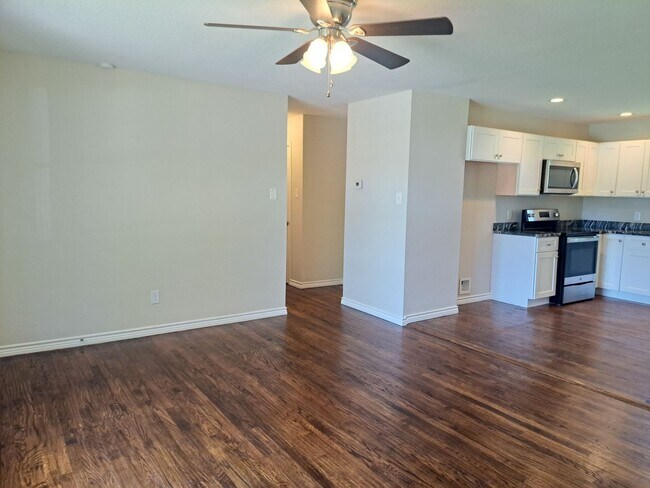 Foto del edificio - Renovated 4 bedroom 2.5 bath