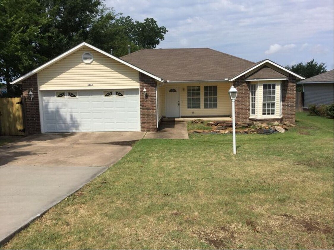 Foto principal - 3 Bed, 2 Bath in Tulsa - Available mid Oct...