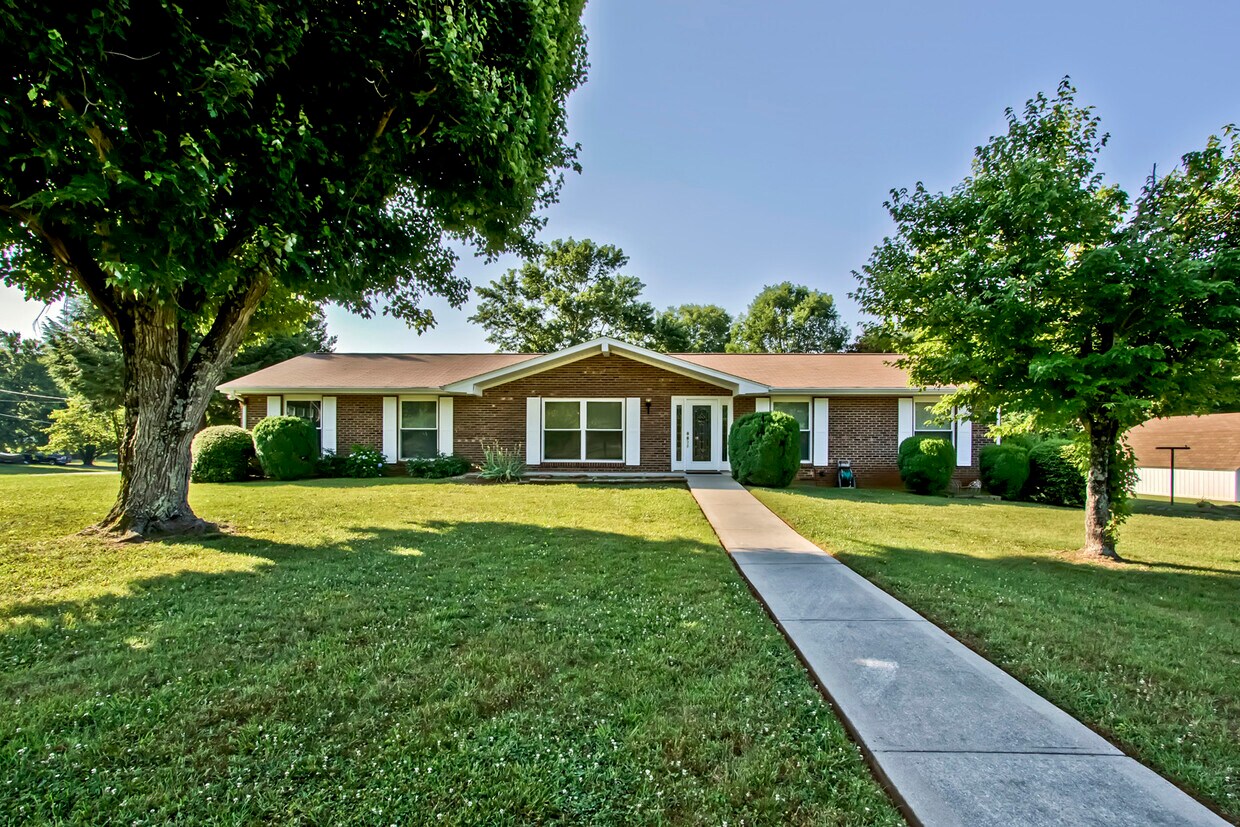 101 Meadow Dr, Lenoir City, TN 37772 House Rental in Lenoir City, TN