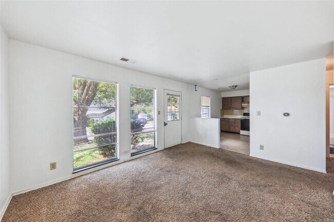 Foto del edificio - 353 W H St