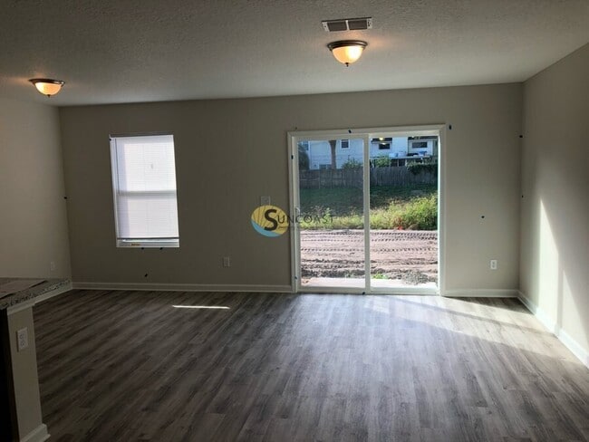 Building Photo - 7620 Rain Forest Dr N