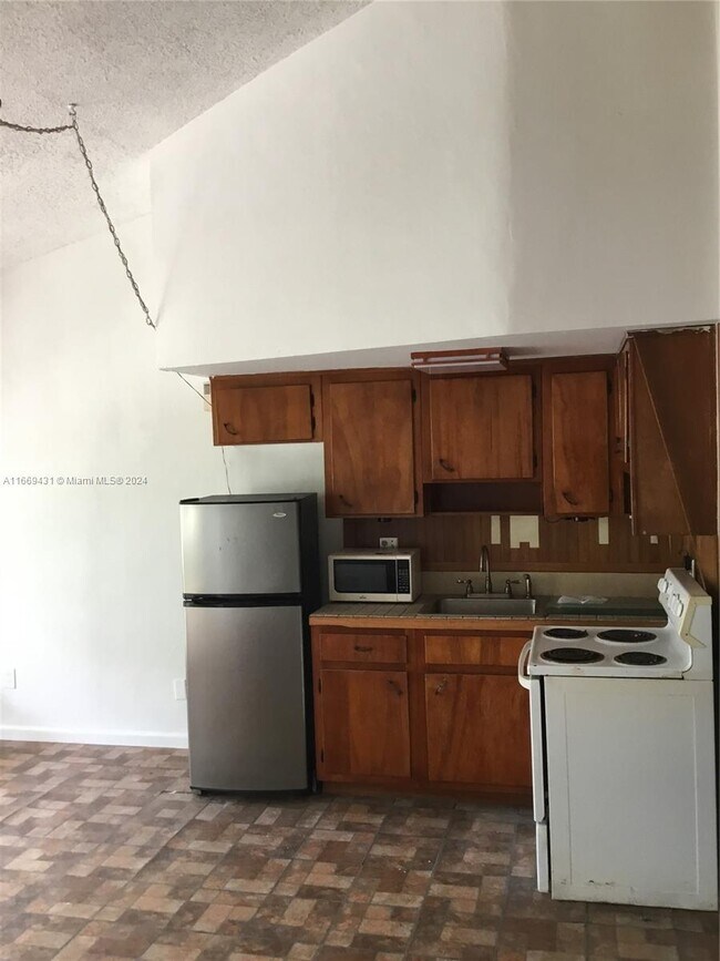 Building Photo - 2624 NE 30th Pl