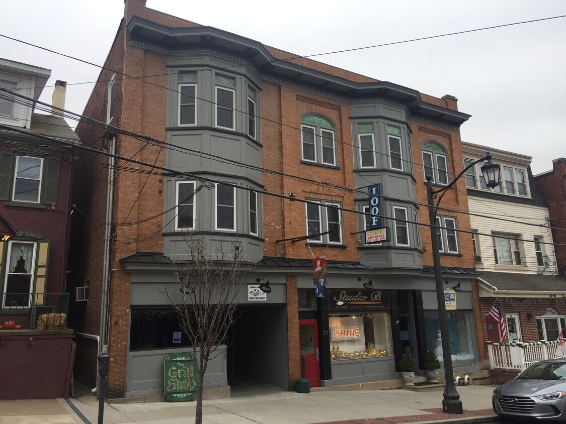 Primary Photo - 35 E Philadelphia Ave