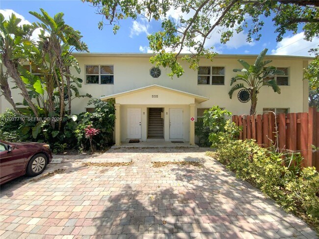 Foto del edificio - 530 NE 15th Ct