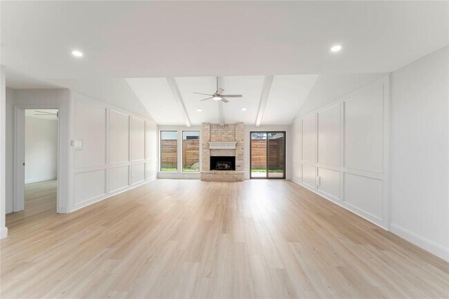 Foto del edificio - 14147 Hillvale Dr
