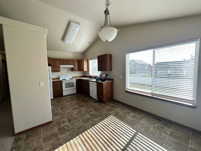 Foto del edificio - 4 bdrm/2 bath house in CDA