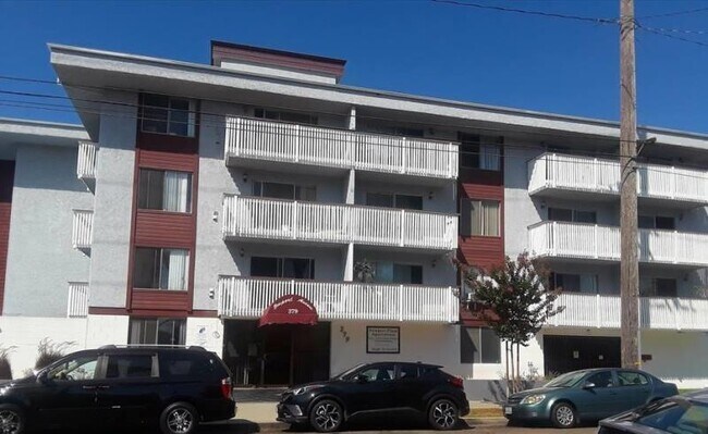 Foto del edificio - Newport Plaza