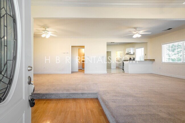 Foto del edificio - Charming 3-Bedroom Haven with 2 Full Baths...