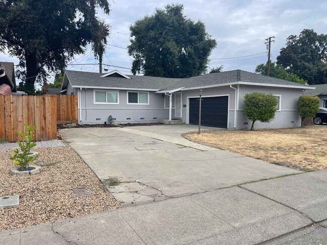 Building Photo - Inviting 3 Bedroom/2Bath Home