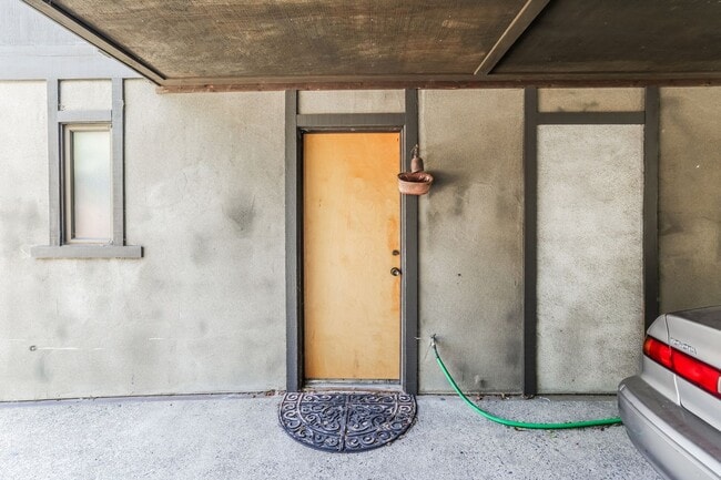 Building Photo - Fully Furnished Lower Unit In Berkeley!