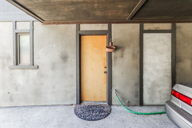 Foto del edificio - Fully Furnished Lower Unit In Berkeley!
