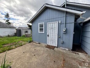 Building Photo - 3556 SE Gladstone St