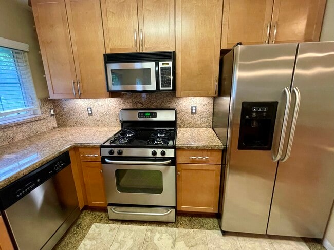 Building Photo - 808 Lenzen Ave